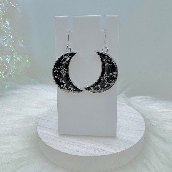 Black floral crescent moon earrings & Crescent moon Snow White beaded bracelet - Picture 5 of 6